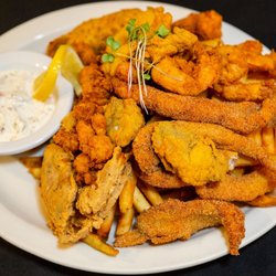 Roberto's River Road Restaurant