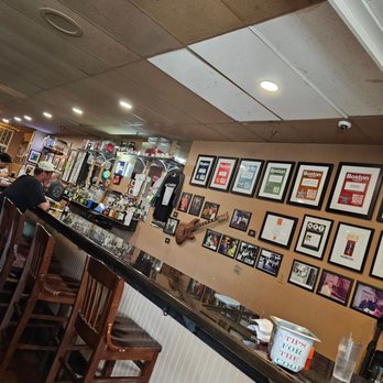 Santarpio's Pizza - Full bar beckons. - Pizza Near Me - Boston, Massachusetts Santarpio's Pizza - Full bar beckons. - Pizza Near Me - Boston, Massachusetts