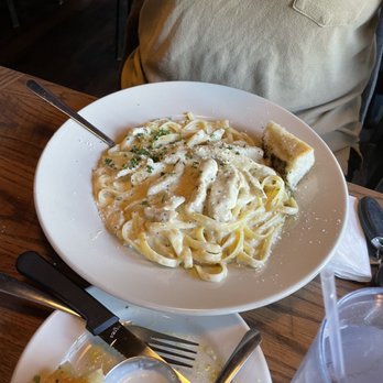 Joey Garlic's - Chicken Fettuccini Alfredo - American Near Me - Newington, Connecticut Joey Garlic's - Chicken Fettuccini Alfredo - American Near Me - Newington, Connecticut