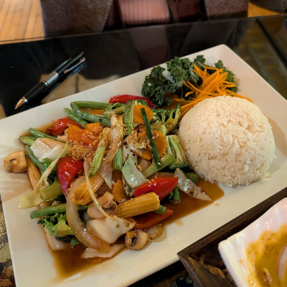 Dusit Thai Cuisine - Thai Near Me - Newport, Vermont