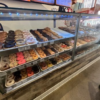 Randy's Donuts - Donuts Near Me - Pasadena, California