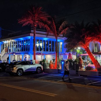 82 Degrees - Shot of 82 Degrees at night. - Seafood Near Me - St. Pete Beach, Florida