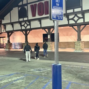 Vons - Walking toward Vons looking forward to getting our breakfast & coffee essentials. - Grocery Near Me - Big Bear Lake, California
