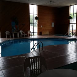 Bridgeport Inn - Pool and hot tub.