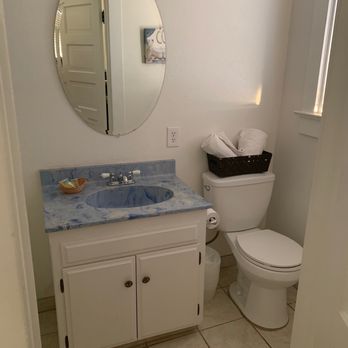 Hotel Burgess - Bathroom - Hotels Near Me - Reedley, California Hotel Burgess - Bathroom - Hotels Near Me - Reedley, California