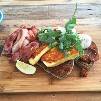 Pawpaw - Haloumi plate - sundried pesto, smashed avocado, poached eggs, lime dukkah, dark rye, bacon - Cafes Near Me - Brisbane, QLD