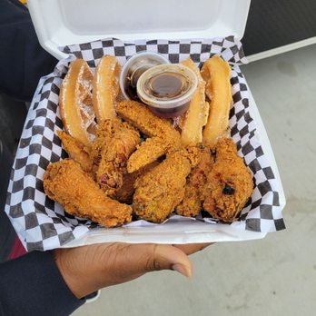 Lartia's Cafe - a tray of fried food - Food Trucks Near Me - Houston, Texas Lartia's Cafe - a tray of fried food - Food Trucks Near Me - Houston, Texas