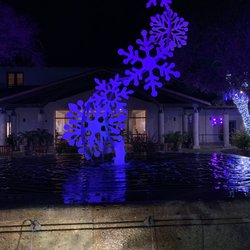 Holiday Lights @ The Reagan Library - The Giant Snowflake in the Fountain In the Courtyard @ Holiday Lights @ The Reagan Library Christmas 2018