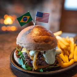 Cuca Libre - Kangaroo burger - 7oz freshly ground burger, bacon jam with pepper, cheddar, arugula and crispy onion