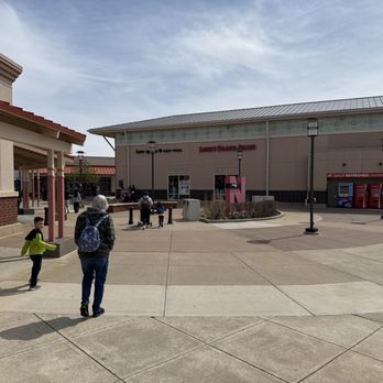 Chicago Premium Outlets - Welcome - Shopping Centers Near Me - Aurora, Illinois