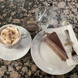 Café Schwarzenberg - Hot chocolate with cinnamon, sachetorte