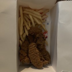Dairy Queen Grill & Chill - This is the amount of fries we got with a 6 piece chicken basket...