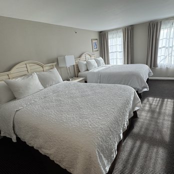 Sea Rose Suites - Two Queen suite bedroom - Hotels & Travel Near Me - Ogunquit, Maine Sea Rose Suites - Two Queen suite bedroom - Hotels & Travel Near Me - Ogunquit, Maine