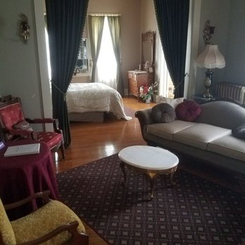 Cole Porter Inn - You enter the sweet in The Parlor, the queen bedroom area is ahead and the kitchenette is immediately to your left. - Hotels Near Me - Peru, Indiana