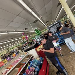 Dollar Tree - Long line !!! One cashier !