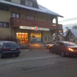 Bäckerei Huber - Das Geschäft von aussen in morgentlicher Winterstimmung