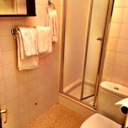 Mont-Clare Guest House - Clean, new bathroom for room 5