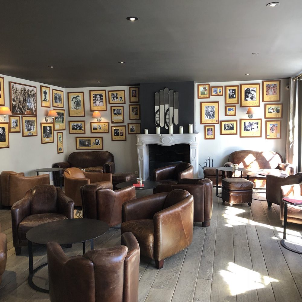 Public lobby. Autographed pics of people who have stayed here.