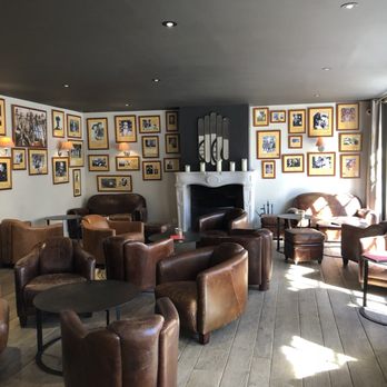 Le Lion d'Or - Public lobby. Autographed pics of people who have stayed here. - Hotels Near Me - Bayeux, 14