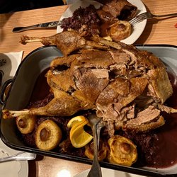 Gaststätte Goldener Adler - Die Gans wird im Ganzen serviert. Als Beilagen gibt es Blaukraut, Kartoffelknödel, Soße und Bratäpfel.