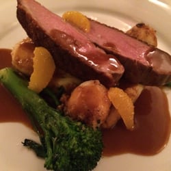 BO'TECA di vino - Entenbrust mit Brokkoli-Spargel, marinierten Orangen und kleinen geschmelzten Kartoffelklößen