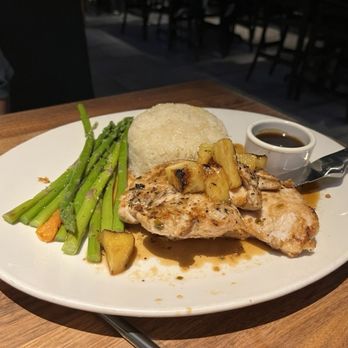Yard House - Maui Pineapple Chicken - New American Near Me - Concord, California