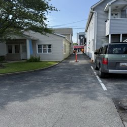 Landon’s Ices & Creams - Alleyway to business entrance