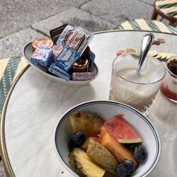 Chambre Neuf - Fruit, latte, yogurt.