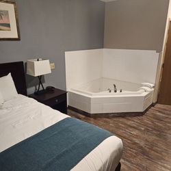 Put In Bay Resort & Conference Center - Queen bed and jacuzzi