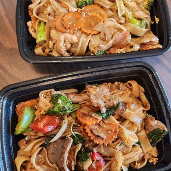 De Rice - Pad See Ew (top) and drunken noodles (bottom) - Thai Near Me - Johnston, Iowa