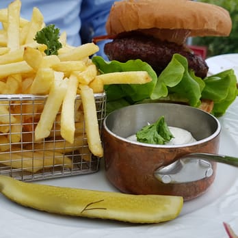 Fågelbro Krog - Hamburgare gjort på högrev med tryffelmajjo - Restaurants Near Me - Värmdö, Alberta Fågelbro Krog - Hamburgare gjort på högrev med tryffelmajjo - Restaurants Near Me - Värmdö, Alberta
