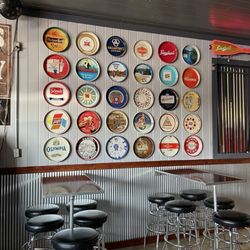 Klopp's 5th Avenue Bar - Cool old serving trays on wall