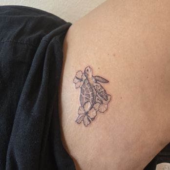 Lilium Tattoo Hawaii - Honu by Natalie - Tattoo Near Me - Honolulu, Hawaii Lilium Tattoo Hawaii - Honu by Natalie - Tattoo Near Me - Honolulu, Hawaii