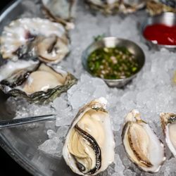 Revel Kitchen & Bar - Oyster (@joeynht)