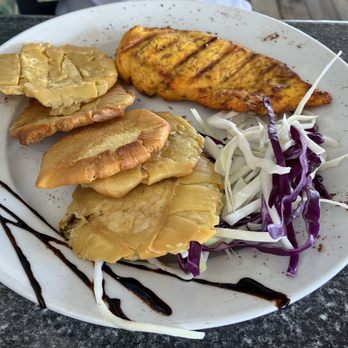 Costa Mia - Pollo plancha con tostones de pana - Seafood Near Me - Fajardo, Puerto Rico