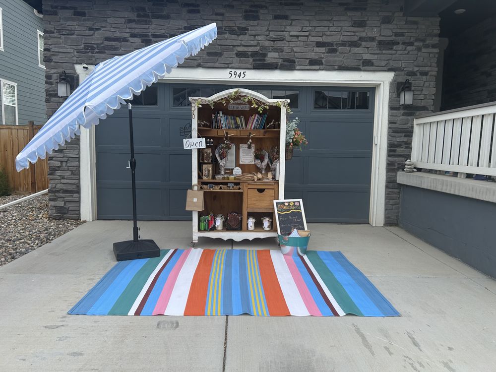 Neighborly Nooks and Nibbles Logo