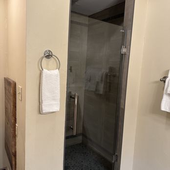 Glasbern Inn - Shower - Hotels Near Me - Fogelsville, Pennsylvania