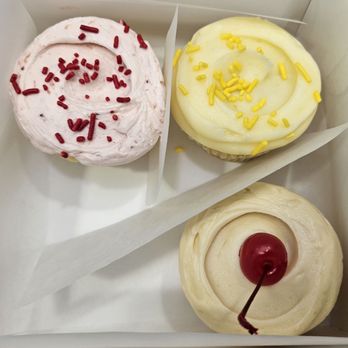 SusieCakes - Strawberry, Pineapple Upside Down, and Lemon cupcakes - Desserts Near Me - San Carlos, California SusieCakes - Strawberry, Pineapple Upside Down, and Lemon cupcakes - Desserts Near Me - San Carlos, California