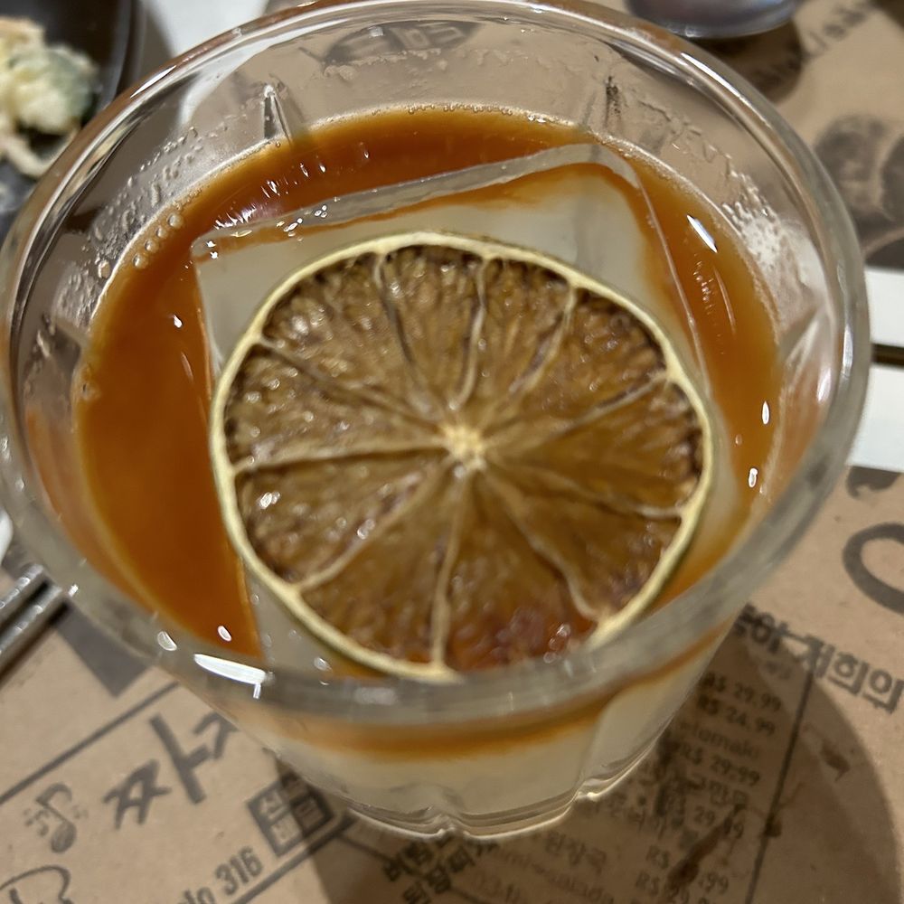 Komah - Detail of square ice and dried lime in this delicious drink - Korean Near Me - São Paulo, SP