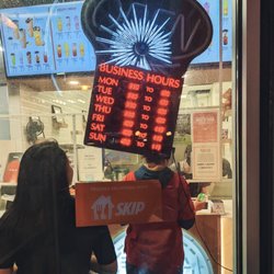 CoCo Fresh Tea & Juice - Store hours, missing zeros at the end of closing hours (10:00 / 11:30).