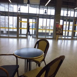 Green Caffè Nero - widok na rozległy hol i poprzez duże okna na pętlę autobusową