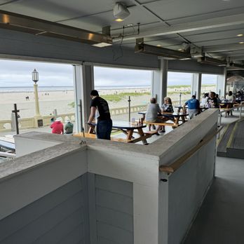 Mo's Seafood & Chowder - Outside patio - Seafood Near Me - Seaside, Oregon Mo's Seafood & Chowder - Outside patio - Seafood Near Me - Seaside, Oregon