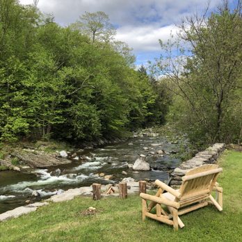 Trout River Lodge - Side yard with Grill, picnic table, corn hole and fire pit - Hotels Near Me - Montgomery, Vermont