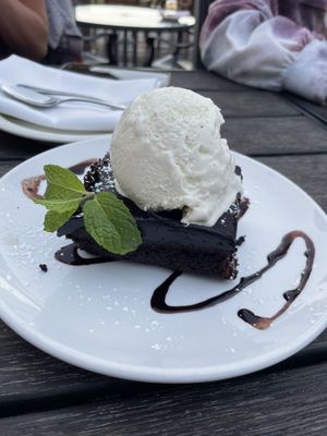 Cottonwood Restaurant & Bar by null