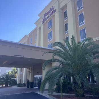 Hampton Inn & Suites Brunswick - Hotel front with a beautiful palm tree - Hotels Near Me - Brunswick, Georgia Hampton Inn & Suites Brunswick - Hotel front with a beautiful palm tree - Hotels Near Me - Brunswick, Georgia