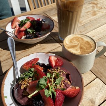 Blueys Kitchen - Acai bowl + latte + iced latte + quinoa porridge - Cafes Near Me - Santa Monica, California Blueys Kitchen - Acai bowl + latte + iced latte + quinoa porridge - Cafes Near Me - Santa Monica, California