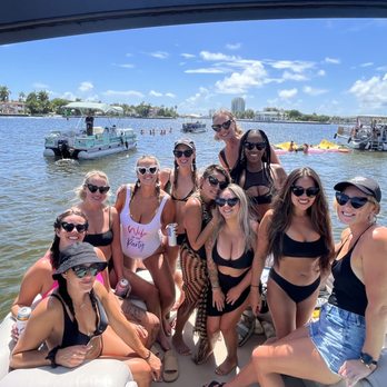 1. RoadRunner Boat Rental