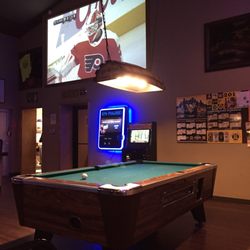 County Line Tavern - Nice TV and Pool table