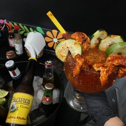 Taqueria y Birrieria Amigos & Beer - Michelada Amigos con camarons a la parilla.