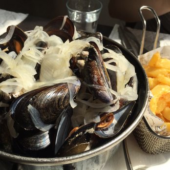 Le Petit Pernod - Moules frites a la Maranier - French Near Me - Marseille, 13